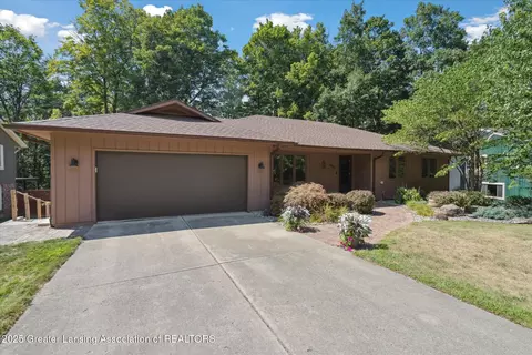 1913 Opaline Dr, Lansing, MI 48917