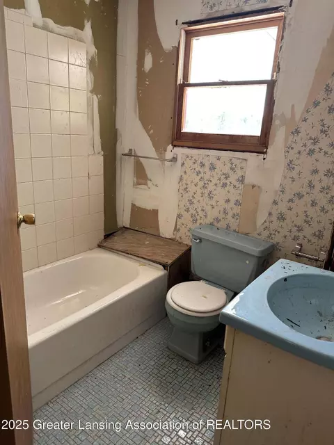 Bath - 17079 Wagner Dr, Cassopolis, MI 49031 photo 2 of 5