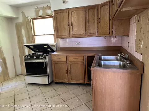 Kitchen - 17079 Wagner Dr, Cassopolis, MI 49031 photo 1 of 2
