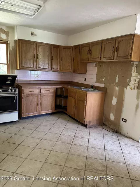 Kitchen - 17079 Wagner Dr, Cassopolis, MI 49031 photo 2 of 2