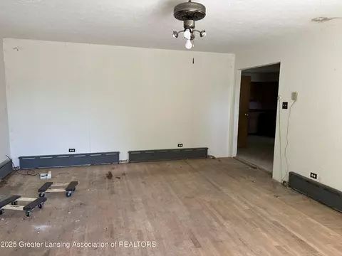 Living - 17079 Wagner Dr, Cassopolis, MI 49031 photo 3 of 4
