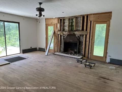 Living - 17079 Wagner Dr, Cassopolis, MI 49031 photo 2 of 4