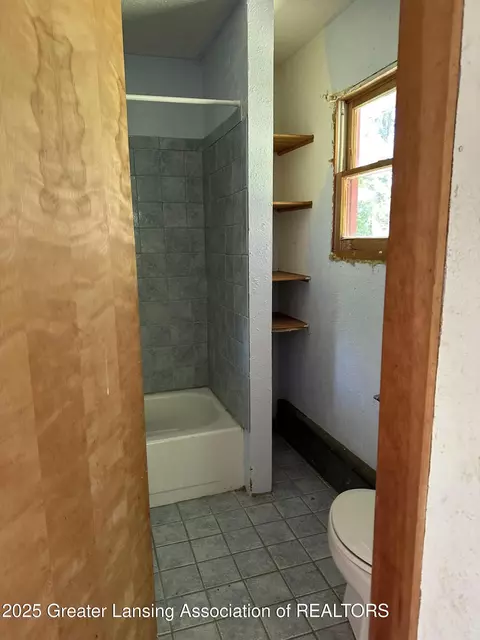 Bath - 17079 Wagner Dr, Cassopolis, MI 49031 photo 1 of 5