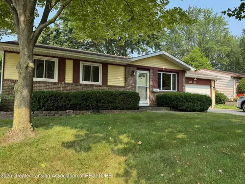 2031 Beacon Hill Dr, Lansing, MI 48906