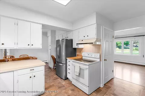 Kitchen - 1122 E Geneva Dr, Dewitt, MI 48820 photo 2 of 3