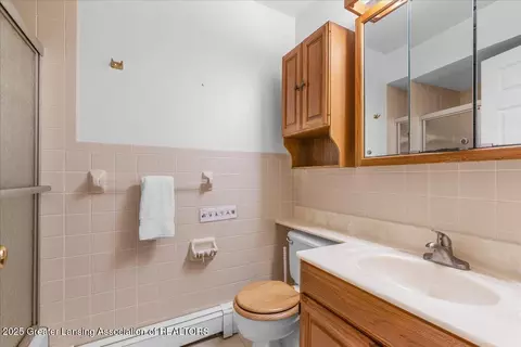 Bath - 1122 E Geneva Dr, Dewitt, MI 48820 photo 1 of 3