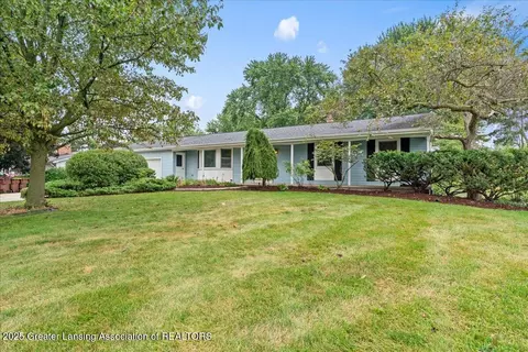304 W Ledge Dr, Lansing, MI 48917