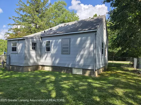 6724 Cooper Rd, Lansing, MI 48911