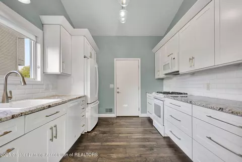 Kitchen - 12741 Ontonagon Dr, Dewitt, MI 48820 photo 2 of 3