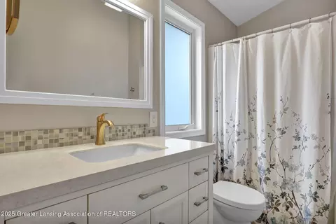 Bath - 12741 Ontonagon Dr, Dewitt, MI 48820 photo 2 of 3