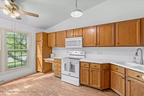 6526 Springtree Ln #30, Lansing, MI 48917 photo 8