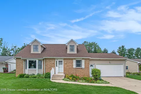 530 Kenway Dr, Lansing, MI 48917