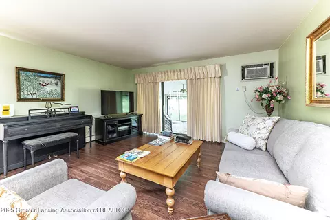 526 Red Cedar Blvd, Williamston, MI 48895 photo 4