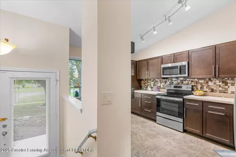 Entry Way - 6923 Springtree Ln #143, Lansing, MI 48917 photo 3 of 4