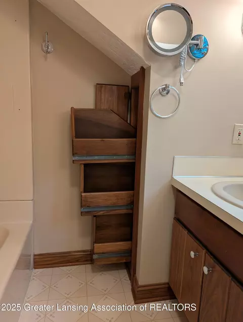 Bath - 2574 Park St, Lyons, MI 48851 photo 3 of 3