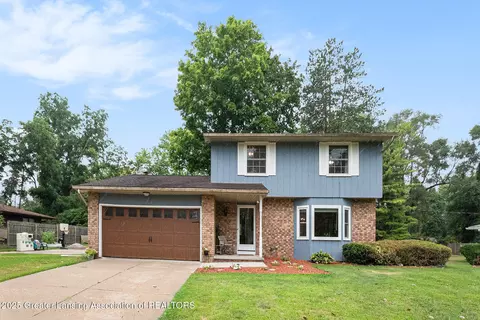 4629 Grandwoods Dr, Lansing, MI 48917