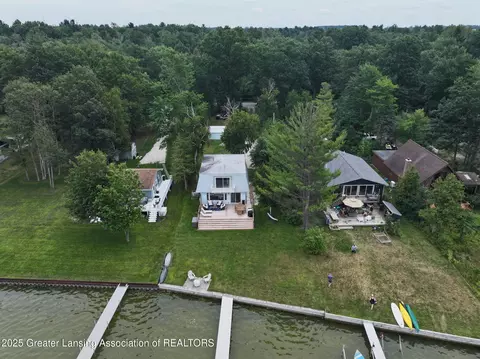 7335 Harbor Dr, Pentwater, MI 49449