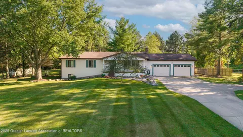 1270 E Twinbrook Dr, Dewitt, MI 48820 photo 3