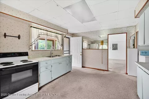 Entry Way - 5091 E Vienna Rd, Clio, MI 48420 photo 3 of 5