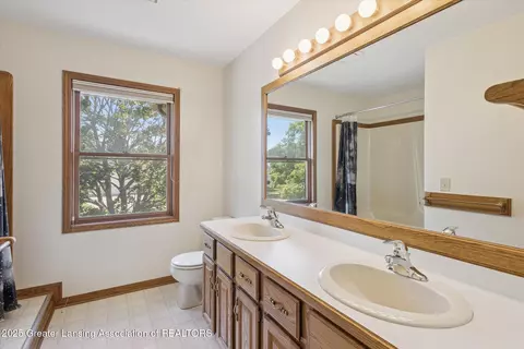 Bath - 410 Wanilla Ln, Dewitt, MI 48820 photo 3 of 7
