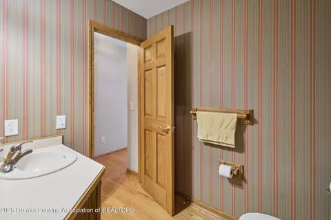 Bath - 410 Wanilla Ln, Dewitt, MI 48820 photo 1 of 7