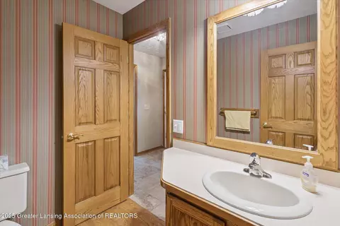 Bath - 410 Wanilla Ln, Dewitt, MI 48820 photo 2 of 7
