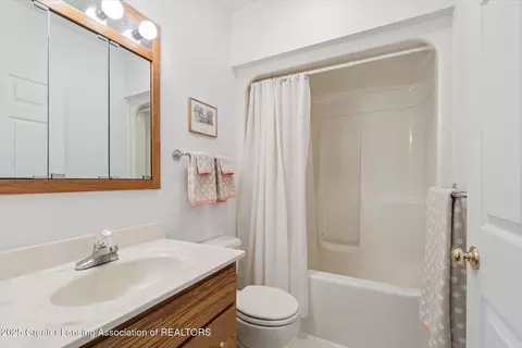 Bath - 11246 Lemott Cir, Jerome, MI 49249 photo 2 of 2
