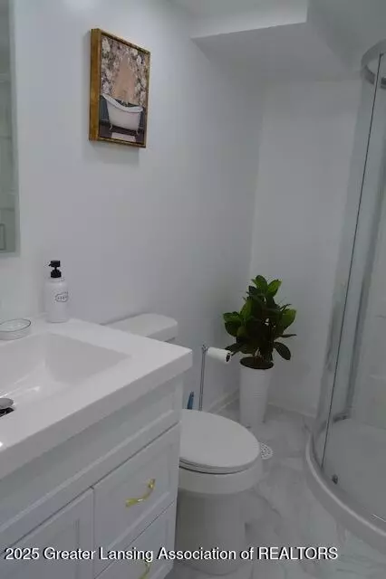 Bath - 201 E Syringa Dr, Lansing, MI 48910 photo 2 of 4