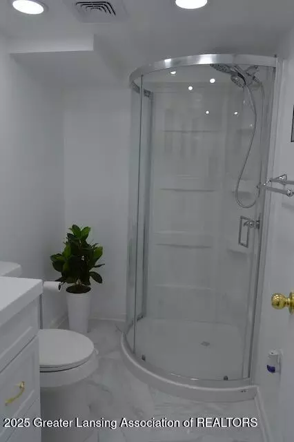 Bath - 201 E Syringa Dr, Lansing, MI 48910 photo 3 of 4