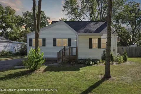 929 S Barnes St, Mason, MI 48854