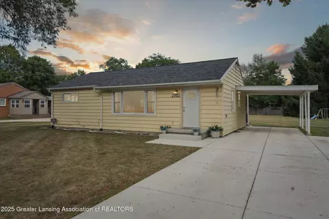 2903 Manley Dr, Lansing, MI 48910