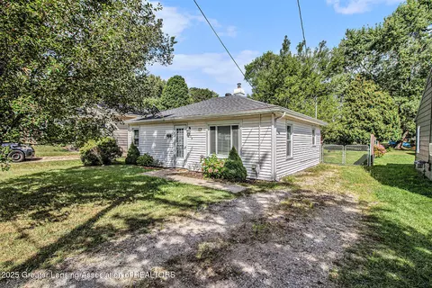 2216 Coolridge Rd, Holt, MI 48842