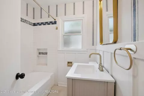Bath - 1925 Forest Ave, Lansing, MI 48910 photo 1 of 1
