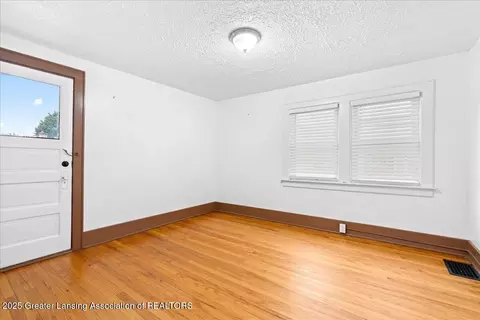 516 Bartlett St, Lansing, MI 48915 photo 19