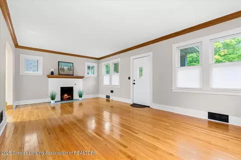 516 Bartlett St, Lansing, MI 48915 photo 5