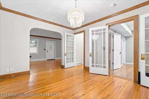 516 Bartlett St, Lansing, MI 48915 photo 9