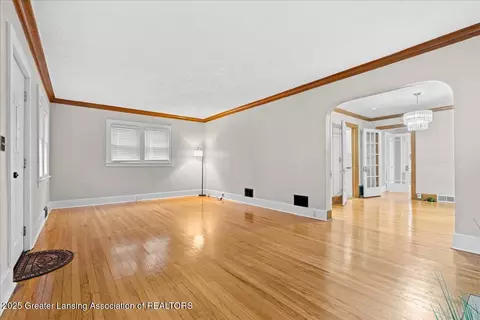 516 Bartlett St, Lansing, MI 48915 photo 6
