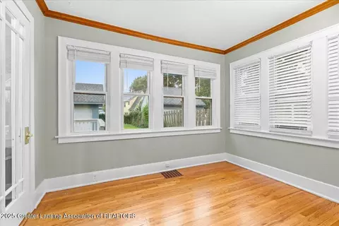 516 Bartlett St, Lansing, MI 48915 photo 10