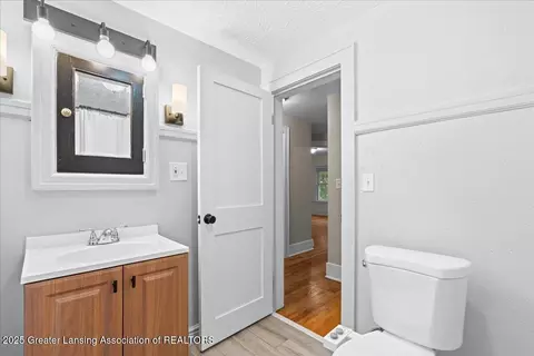 516 Bartlett St, Lansing, MI 48915 photo 18