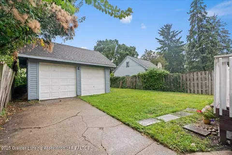 516 Bartlett St, Lansing, MI 48915 photo 35