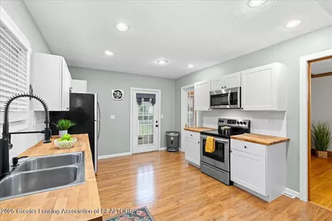 516 Bartlett St, Lansing, MI 48915 photo 13