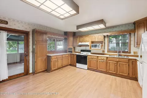 126 E Washington St, Maple Rapids, MI 48853 photo 12