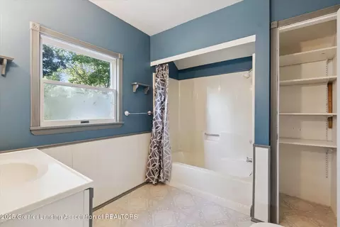 126 E Washington St, Maple Rapids, MI 48853 photo 17