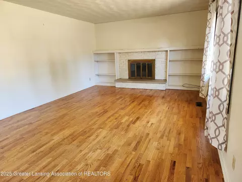 Living - 8623 Juniper St, Lansing, MI 48917 photo 1 of 2
