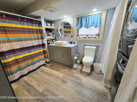 Bath - 6923 Vernson Dr, Lansing, MI 48911 photo 1 of 2