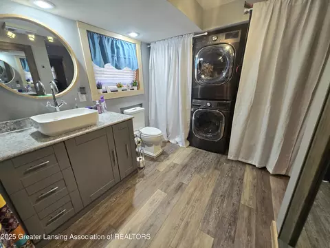 Bath - 6923 Vernson Dr, Lansing, MI 48911 photo 2 of 2