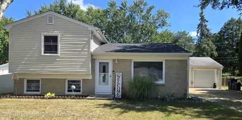 6923 Vernson Dr, Lansing, MI 48911