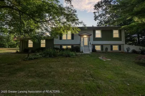 6370 Royal Oak Dr, Haslett, MI 48840