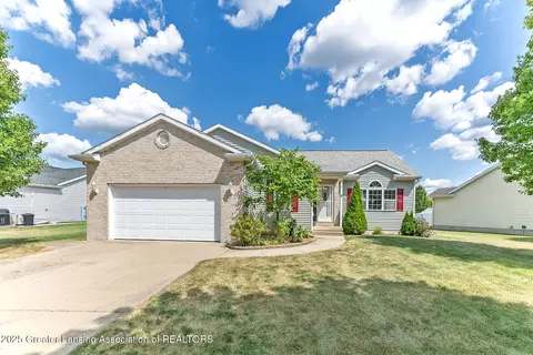 1212 Lois Ln, Saint Johns, MI 48879