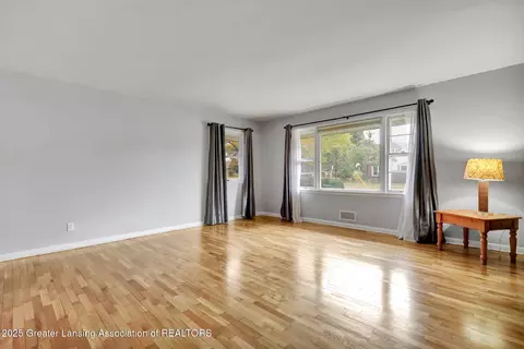 Living - 1311 W Morrell St, Jackson, MI 49203 photo 4 of 6